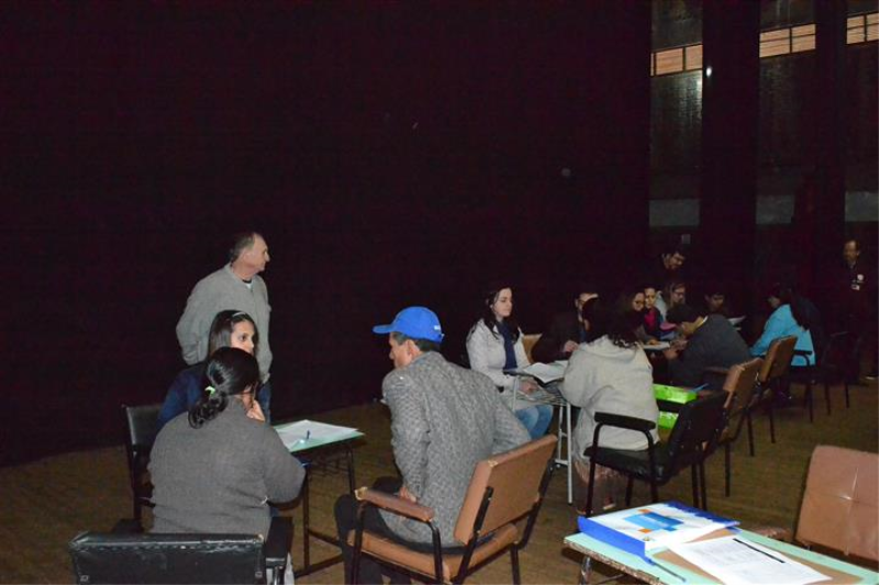 Famílias assinam contratos do Residencial Jardim